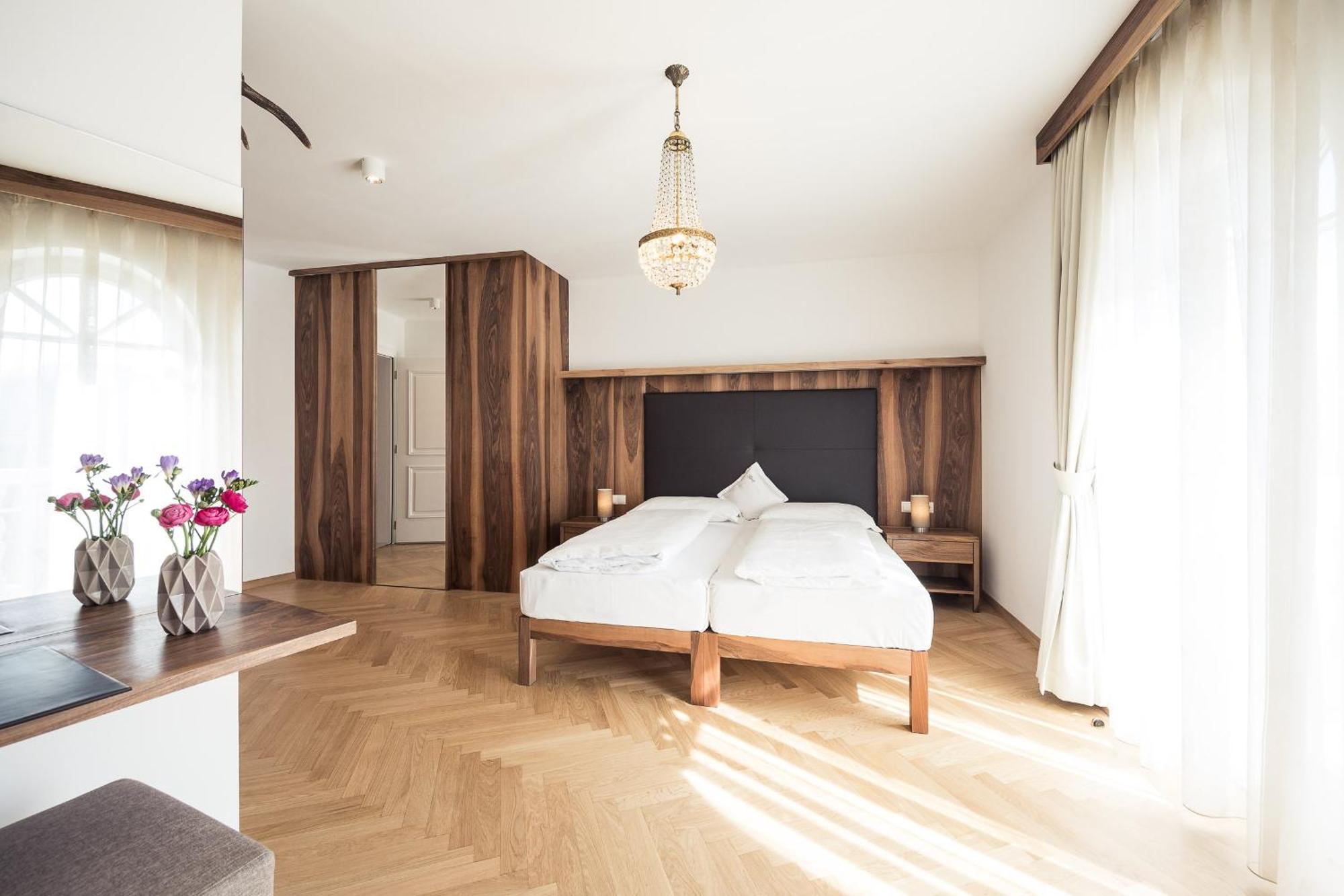 Romantik Hotel Jagdhof Caldaro Exterior photo